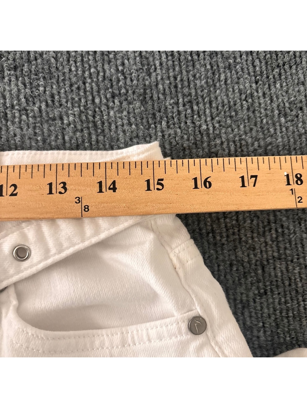NWT - Vera Wang Denim White Bermuda Shorts Belt, Size 6 - Picture 4 of 8